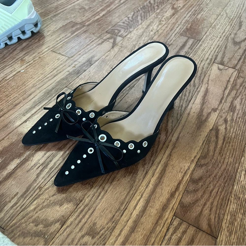 Black kitten heels